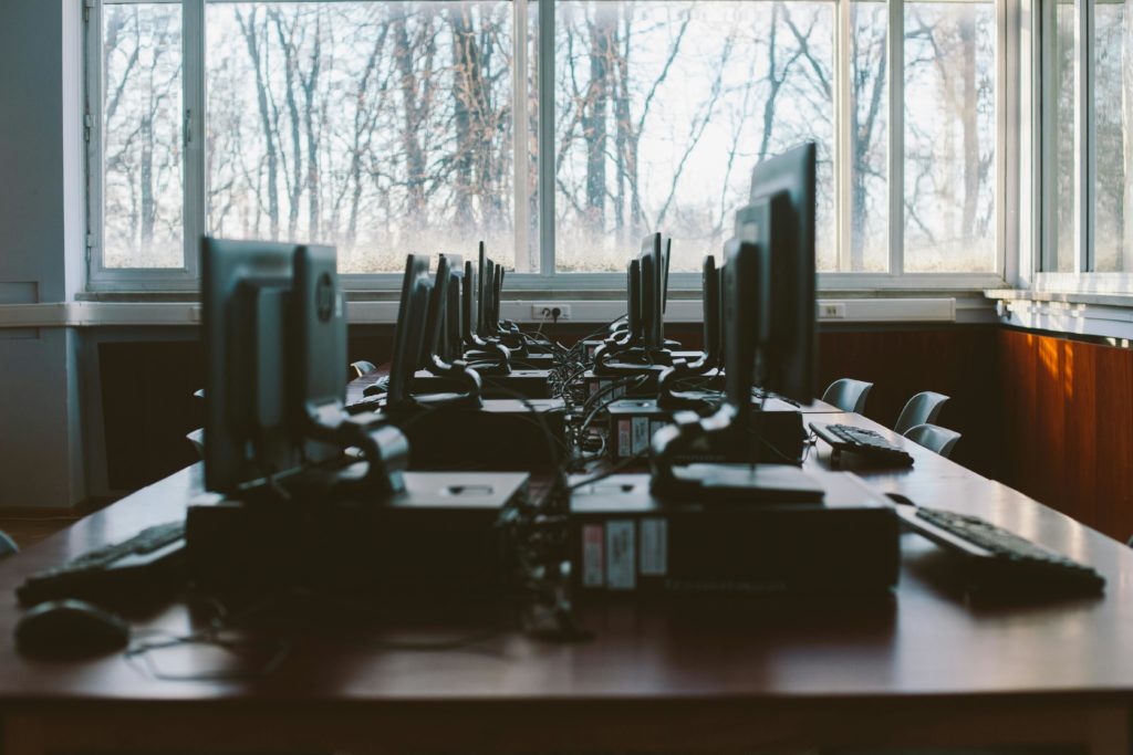 Plusieurs ordinateurs installés les uns à côtés des autres dans un bureau